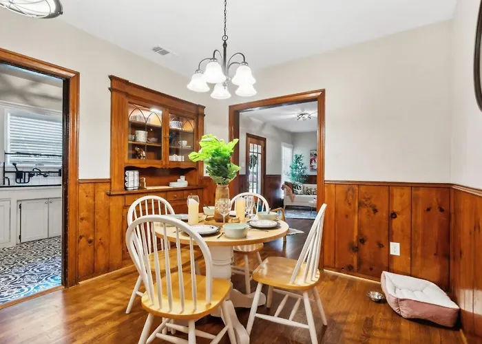 Is Your Away From In The Heart Of Fortworth Holiday home Fort Worth
