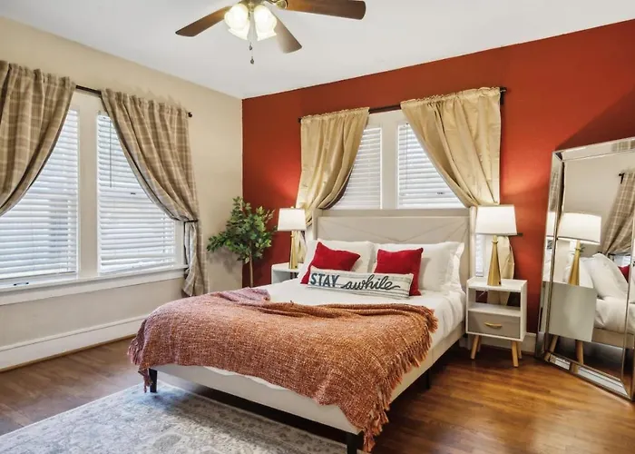 Is Your Away From In The Heart Of Fortworth Holiday home Fort Worth