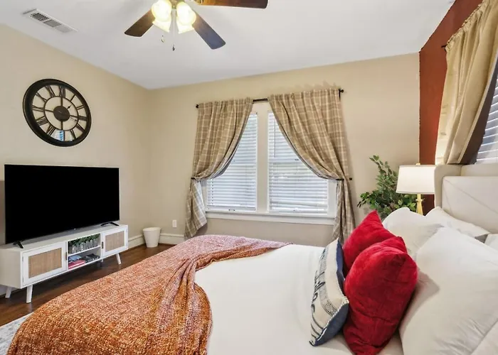 Is Your Away From In The Heart Of Fortworth Holiday home Fort Worth